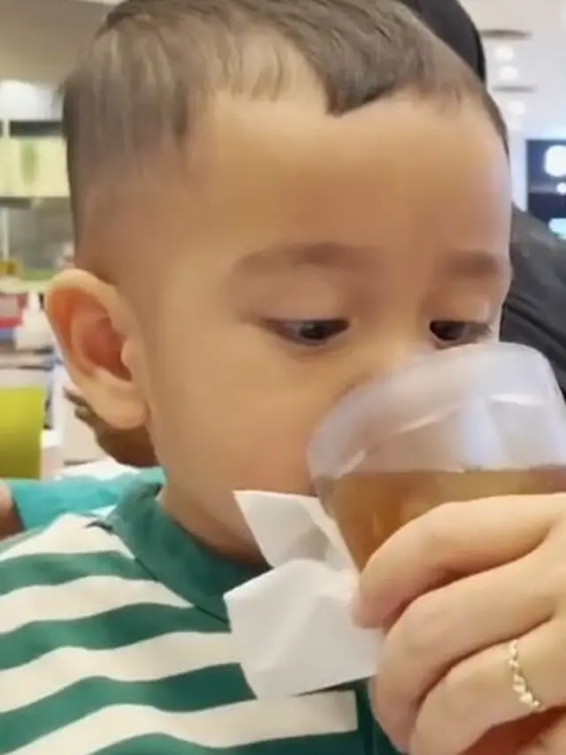 7 Potret Lucu Rayyanza Saat Minum Es Teh, Cipung Bisa Gestur Mantap