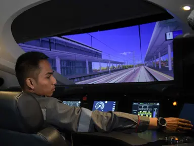 Seorang peserta pelatihan masinis untuk kereta cepat Jakarta-Bandung "Whoosh" dipandu oleh seorang instruktur asal China dalam simulator mengemudi di depo stasiun Tegalluar, Bandung, Jawa Barat, pada 17 Januari 2024. (Timur MATAHARI/AFP)
