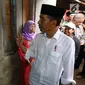 Presiden Joko Widodo berbincang dengan warga saat meninjau rumah yang dipasang listrik gratis di Kampung Pasar Kolot, Garut, Jawa Barat, Jumat (18/1). Pemasangan listrik gratis di Jawa Barat dialkuaknmelalui sinergi 34 BUMN. (Liputan6.com/Angga Yuniar)