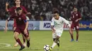 Gelandang Timnas Indonesia, Todd Rivaldo, menggiring bola saat melawan Qatar pada laga AFC U-19 Championship di SUGBK, Jakarta, Minggu (21/10). Indonesia kalah 5-6 dari Qatar. (Bola.com/Vitalis Yogi Trisna)