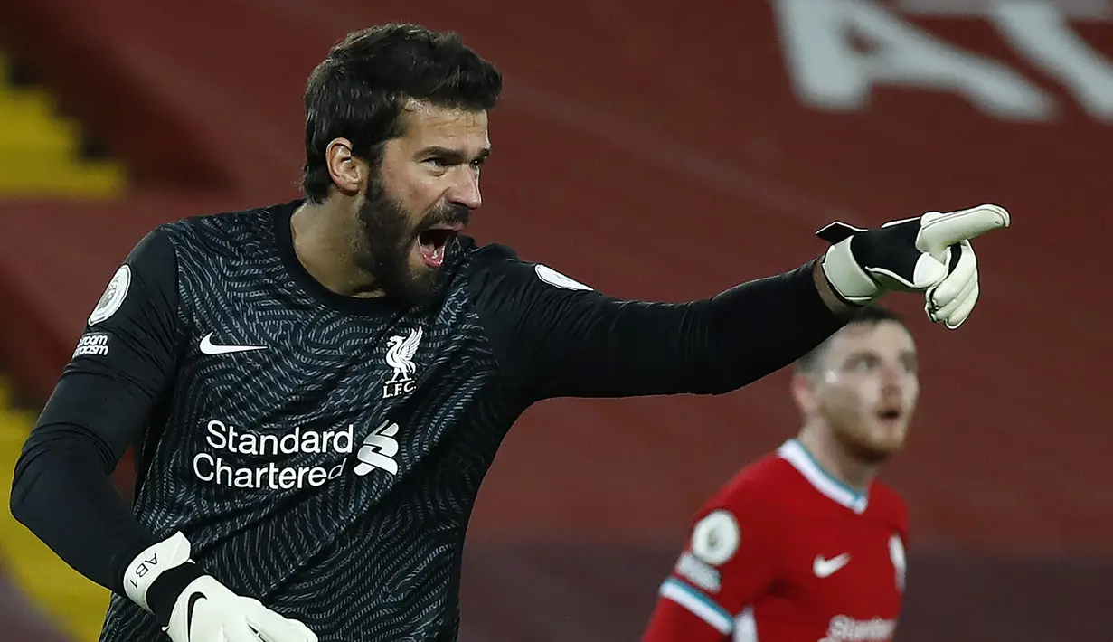 Alisson Becker. Kiper 28 tahun ini didatangkan Liverpool dari Roma pada musim 2018/2019 dengan nilai transfer sebesar 62,5 juta euro. Total 3 musim, ia mengoleksi 1 trofi Liga Champions dan Premier League dan tampil dalam 130 laga dan mampu mencetak 1 gol. (Foto: AFP/Pool/Jason Cairnduff)