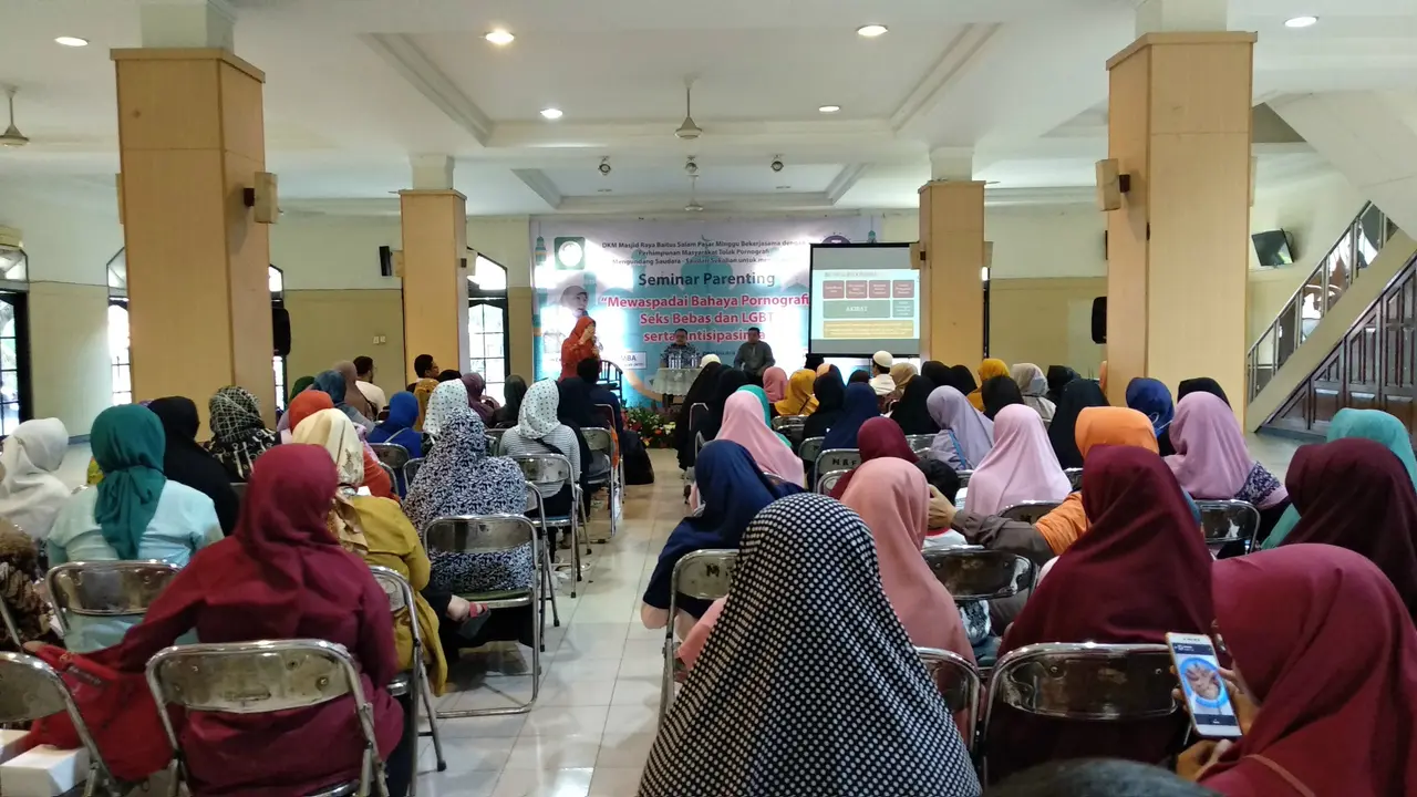 Seminar parenting terkait bahaya pornografi, seks bebas, dan LGBT.