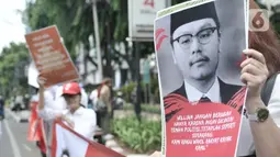 Massa yang tergabung dalam Aliansi Masyarakat Untuk Transparansi membentangkan poster saat aksi damai di Gedung DPRD DKI Jakarta, Rabu (4/12/2019). Mereka menuntut DPRD DKI Jakarta dan Pemprov DKI Jakarta untuk transparansi atau terbuka terhadap publik. (merdeka.com/Iqbal S Nugroho)