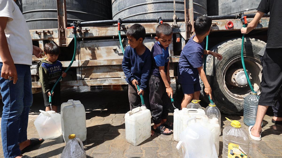 Bantuan Tiba, Seperti Ini Antrean Warga Gaza Penuhi Kebutuhan Air Bersih