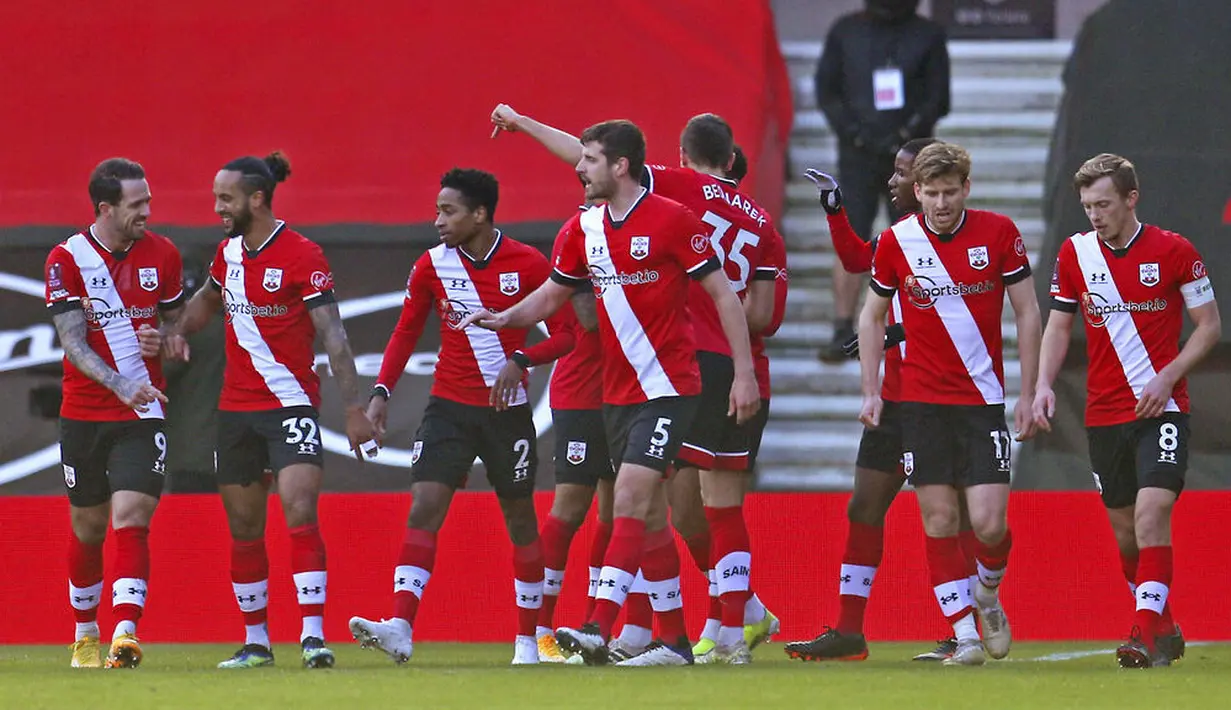 Para pemain Southampton merayakan kemenangan atas Arsenal pada laga Piala FA di Stadion St Mary, Sabtu (23/1/2021). Arsenal tumbang dengan skor 1-0. (Catherine Ivill/PA via AP)