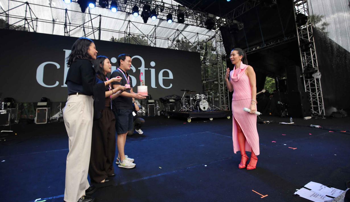 Sebagai informasi, Festival Ramadan terbesar di Jakarta persembahan KapanLagi Youniverse (KLY) ini resmi dimulai pada Sabtu 28 Februari 2026 di Stadion Madya, Kompleks Gelora Bung Karno, Senayan, Jakarta. Tampak dalam foto, penyanyi Christie saat tampil dalam gelaran KapanLagi Buka Bareng (KLBB) Festival 2026 hari pertama di Stadion Madya, Kompleks Gelora Bung Karno, Senayan, Jakarta, Sabtu 28 Februari 2026. (Fimela.com/Adrian)