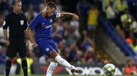 Gelandang Chelsea, Eden Hazard menendang penalti ke gawang Lyon dalam International Champions Cup (ICC) di Stamford Bridge, London, Inggris, Selasa (7/8). Chelsea menang 5-4 atas Lyon. (Ian KINGTON/AFP)