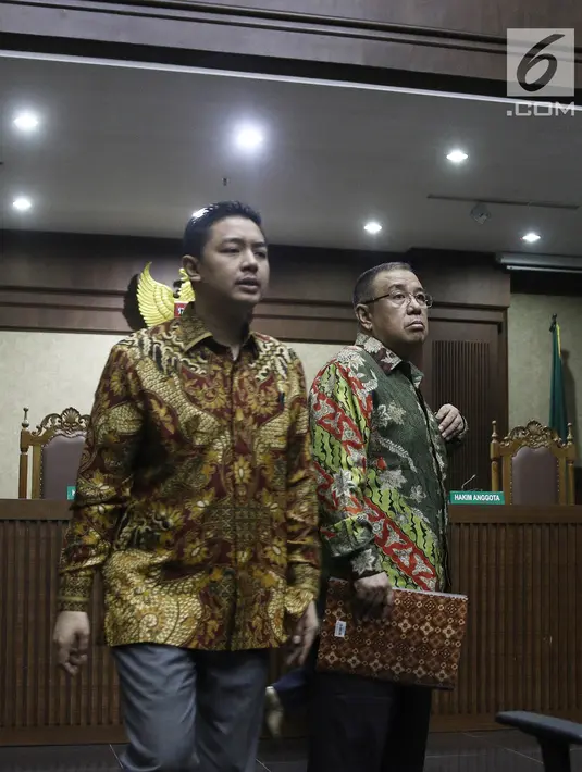 Terdakwa kasus suap pengadaan barang dan jasa di Pemkot Kendari, Asrun dan Wali Kota Kendari nonaktif, Adriatma Dwi Putra bersiap menjalani sidang lanjutan di Pengadilan Tipikor, Jakarta, Rabu (12/9). (Liputan6.com/Herman Zakharia)