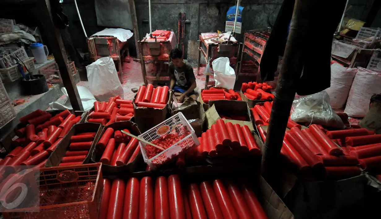Pekerja menyelesaikan pembuatan lilin untuk perayaan Imlek di Kampung Melayu, Teluk Naga, Tangerang, Sabtu (23/1/2016). Jelang perayaan imlek pemesanan lilin yang berharga Rp 10 ribu hingga Rp 12 Juta melonjak drastis. (Liputan6.com/Johan Tallo)