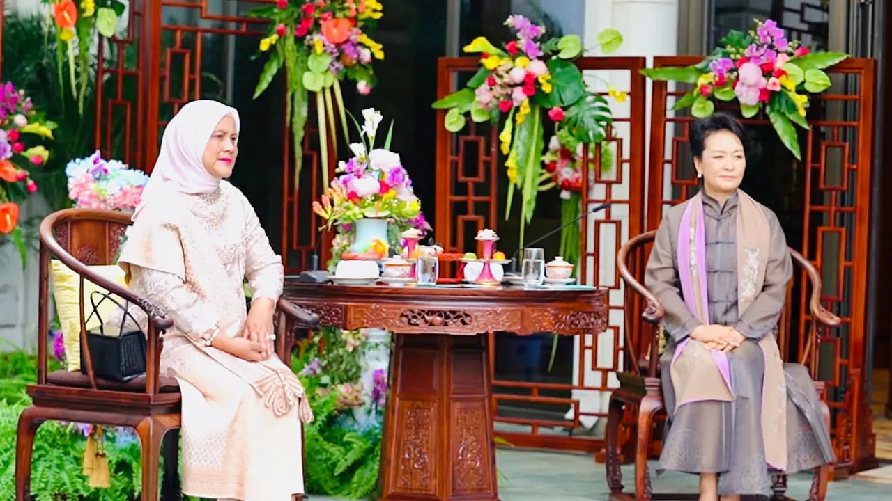 Momen keakraban tampak saat Ibu Negara Iriana Joko Widodo diterima oleh Madam Peng Liyuan, istri Presiden Xi Jinping di Villa 15, Diaoyutai State Guesthouse, Beijing China, Selasa (26/7/2022) (Biro Pers Sekretariat Presiden)