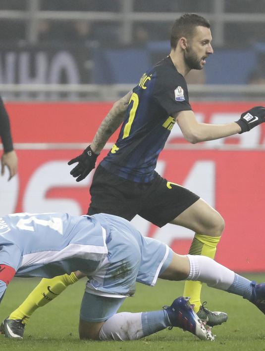 Pemain nter Milan, Antonio Candreva berusaha melewati pemain Lazio, Lucas Biglia pada laga perempat final Coppa Italia di Giuseppe Meazza stadium, Milan, Selasa (31/1/2017). Inter Milan kalah 1-2. (AP/Luca Bruno)