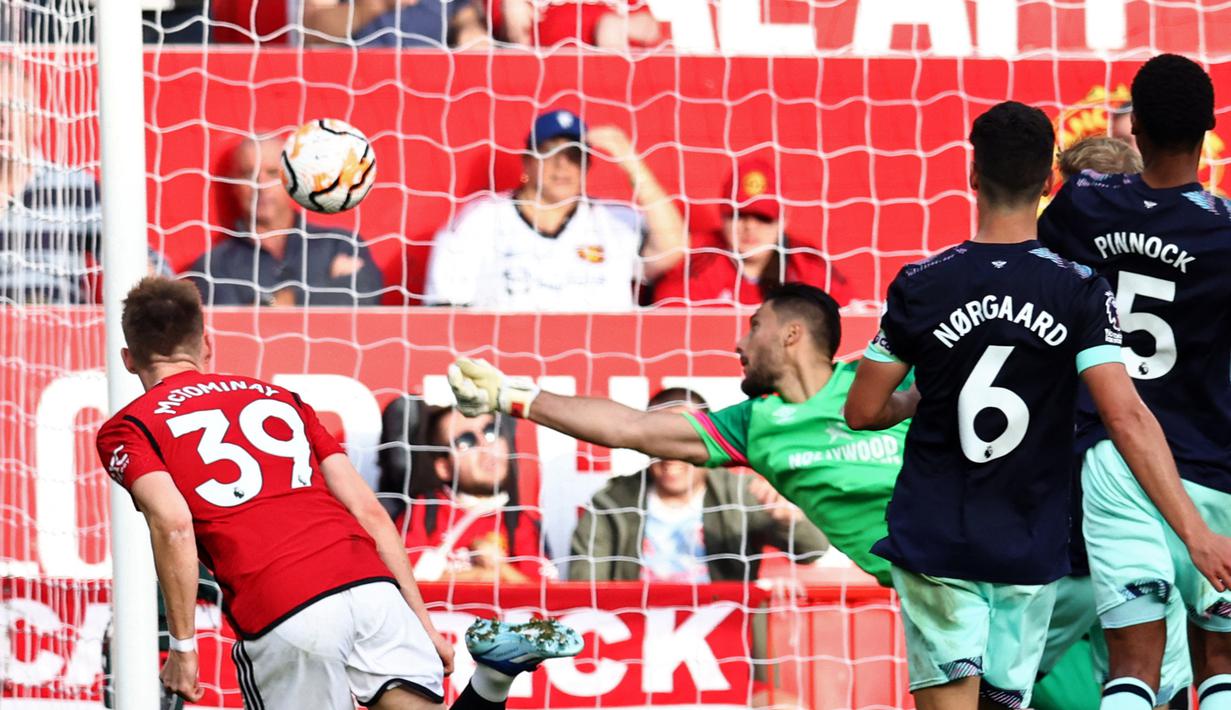 Pemain MU, Scott McTominay (kiri), berhasil mencetak gol kedua ke gawang Brentford yang dijaga oleh Thomas Strakosha dalam pertandingan pekan kedelapan Liga Inggris 2023/2024 yang berlangsung di Old Trafford, Sabtu (8/10/2023). McTominay yang baru dimainkan Erik Ten Hag pada menit ke-87 berhasil mencetak dua gol pada menit 90+3 dan 90+7. (AFP/Darren Staples)