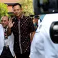 Cagub DKI Jakarta 2017 Basuki Agus Harimurti Yudhoyono menyapa media saat akan menjalani tes kesehatan di RSAL Dr. Mintoharjo, Jakarta, Sabtu (24/9). Tes tersebut merupakan tahapan pendaftaran cagub dan cawagub. (Liputan6.com/Gempur M Surya). 