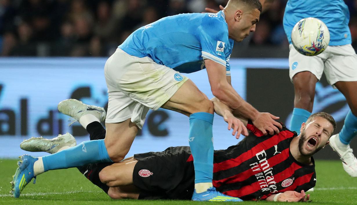 Napoli tampil dominan sejak dimulainya babak pertama. Mereka terus melancarkan serangan dan mengurung pertahanan AC Milan. (AFP/Carlo Hermann)