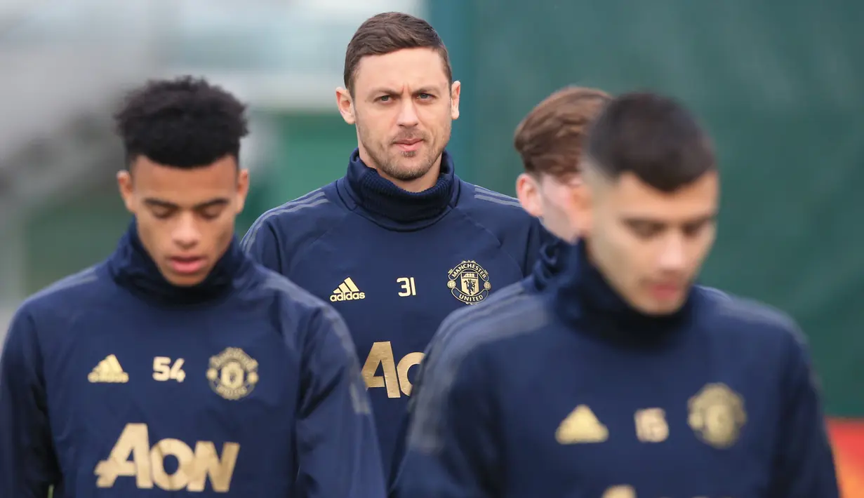 Gelandang Manchester United, Nemanja Matic mengikuti sesi pelatihan tim di kompleks Pelatihan Carrington, Inggris (11/12). Saat ini MU berada di posisi kedua di grup tersebut dengan poin sepuluh. (AFP Photo/Lindsey Parnaby)