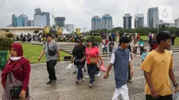Pengelola Monumen Nasional (Monas) memberlakukan jam operasional berbeda dari hari biasanya pada libur Natal 2024 hingga Tahun Baru 2025. (Liputan6.com/Angga Yuniar)