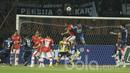 Pemain Arema, Arif Suyono, duel udara dengan pemain Persija, Luis Junior pada laga lanjutan liga 1 Indonesia di Stadion Patriot, Bekasi, Jumat (02/06/2017). Persija Menang 2-0. (Bola.com/M Iqbal Ichsan)