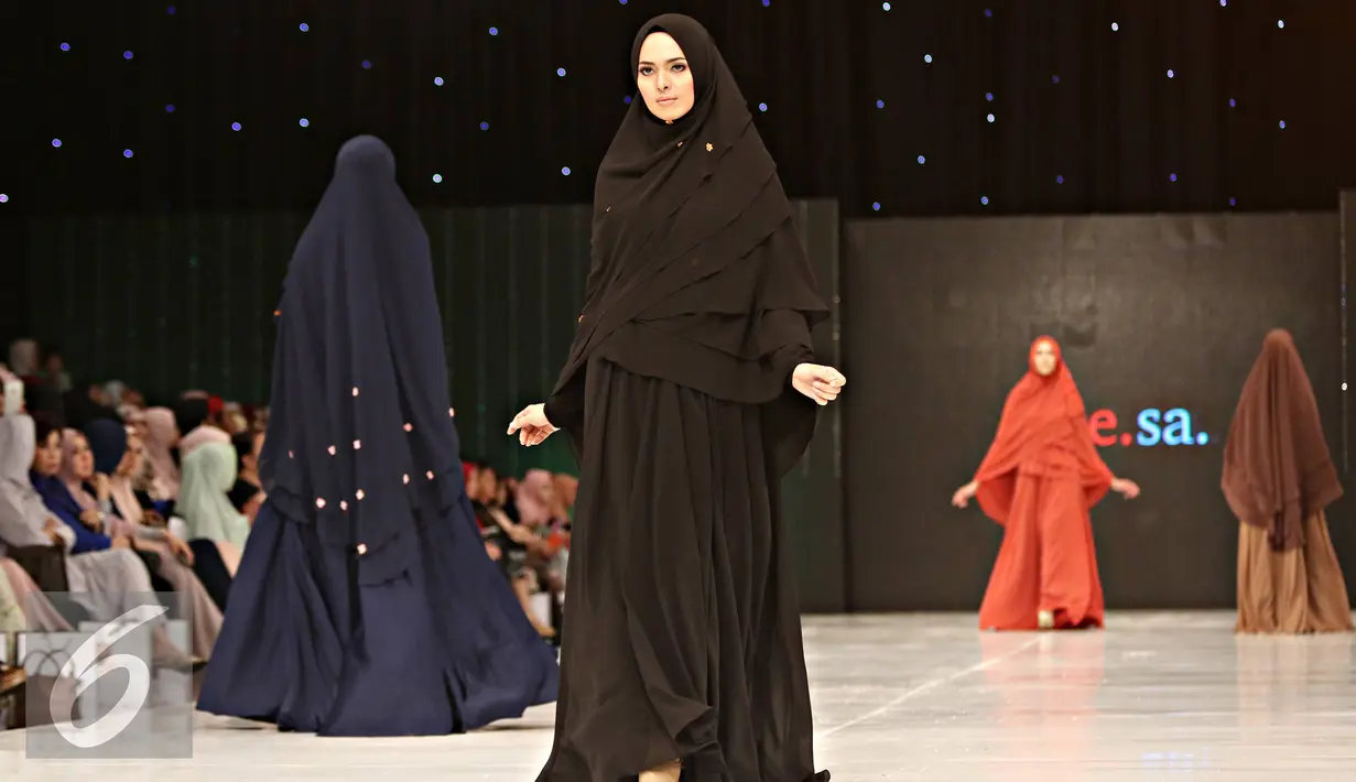 Model membawakan busana muslim rancangan Si.Se.Sa: Syar'i for Urban, Jakarta, Rabu (10/2). Peragaan menampilkan 61 koleksi dalam tujuh rangkaian babak produk terbaru Si.Se.Sa dengan rentang warna pastel yang lebar. (Liputan6.com/Immanuel Antonius)