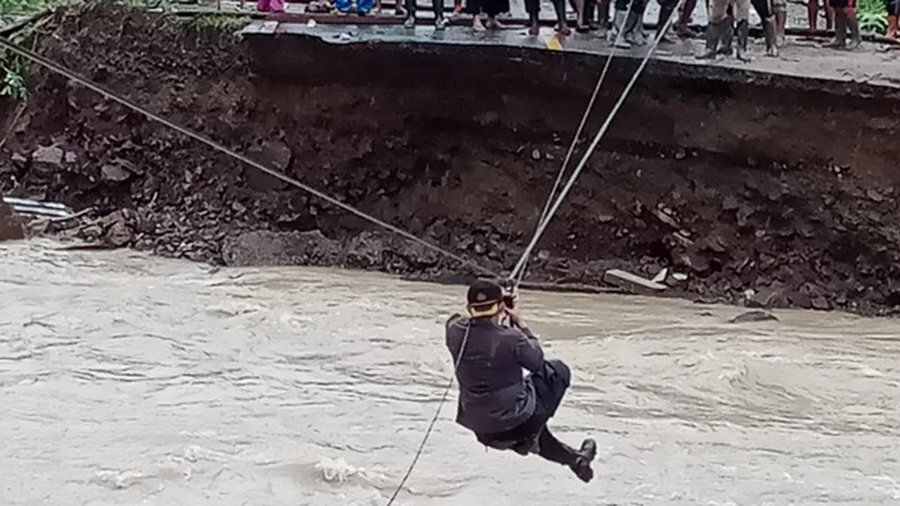 Aksi heroik Kapolres Bolsel AKBP Yuli Kurnianto yang ikut membantu warga menarik perhatian publik.