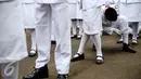 Anggota pria paskibraka 2016 merapikan kaos kaki saat bersiap melaksanakan gladi bersih upacara HUT ke-71 Kemerdekaan RI di Istana Merdeka, Jakarta, Senin (15/8). (Liputan6.com/Faizal Fanani)