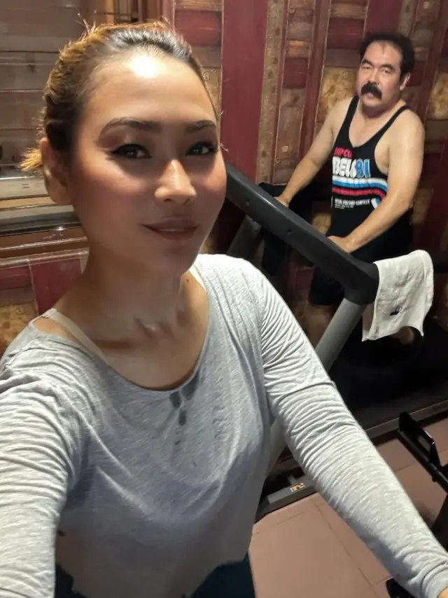 Inul Daratista dan Adam Suseno Bagikan Momen Serius Berolahraga, Caption Unik Bikin Salfok (credit: instagram.com/inul.d)