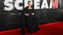 Penyanyi AS, Demi Lovato tiba untuk pemutaran perdana dunia "Scream VI" di AMC Lincoln Square di New York City , Senin (6/3/2023). Pelantun Heart Attack itu memamerkan tubuhnya yang memukau dalam balutan gaun hitam. (ANGELA WEISS / AFP)