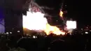 Kepulan asap yang membakar panggung konser selama festival musik elektronik "Tomorrowland" di Barcelona, Spanyol, (29/7). Ribuan pengunjung terpaksa dievakuasi akibat kejadian tersebut. (David Belmonte via AP)