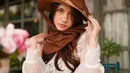 Menambahkan aksesoris topi dan scraf yang dipadukan dress berwarna putih membuat bintang sinetron Anak Langit ini nampak menguatkan penampilan vintagenya. Ia pun menuai banyak pujian dalam penampilannya ini. (Liputan6.com/IG/cassandraslee)
