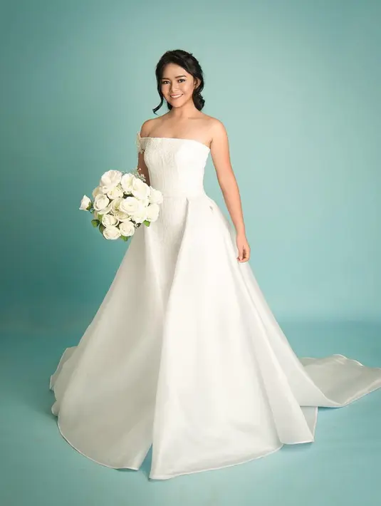 Cewek bernama lengkap Amanda Gabriella Manopo Lugue ini terlihat cantik dalam balutan gaun off shoulder dengan silhouette modified a line. Tampak di bagian lengannya berhiaskan bunga yang sangat manis. Penampilan semakin lengkap dengan bunga bak seorang pengantin.(Liputan6.com/IG/@amandamanopo)