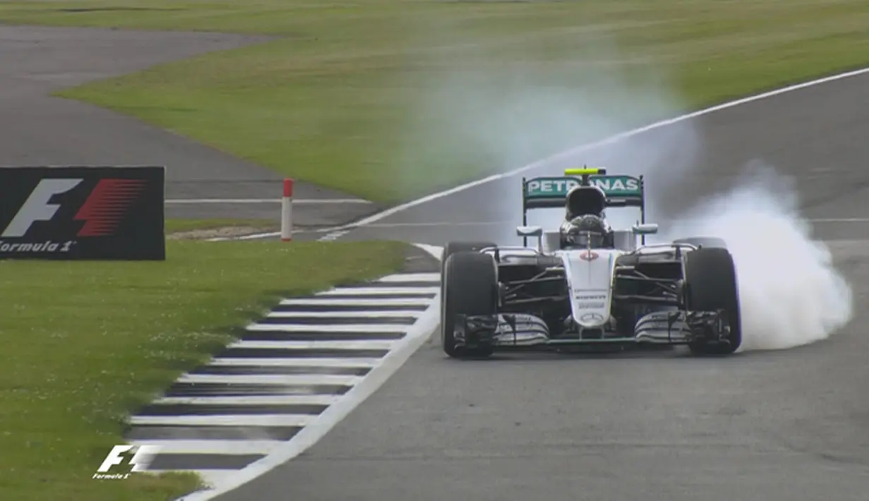 Pebalap Mercedes, Nico Rosberg, berada di posisi kedua saat latihan bebas pertama F1 GP Inggris di Sirkuit Silverstone, Inggris, Jumat (8/7/2016). (Bola.com/Twitter/F1)