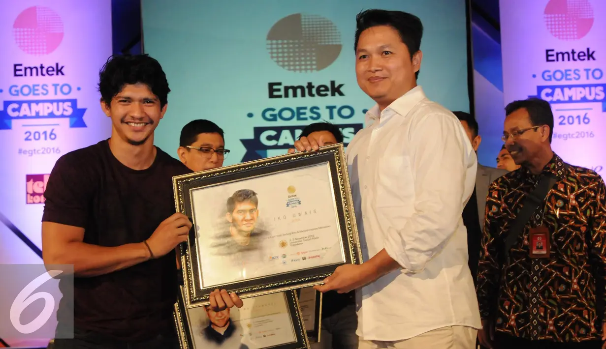 Iko Uwais mendapat cinderamata usai mengisi acara Emtek Goes To Campus 2016, Yogyakarta, Rabu (2/11). Iko berbagi pengalaman seputar dunia film kepada mahasiswa di Yogya (Liputan6.com/Helmi Afandi)