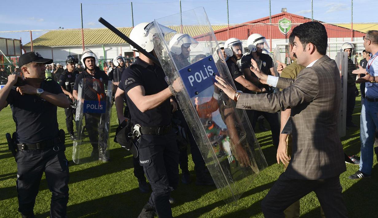 Polisi huru hara berhadapan dengan fans klub Amedspor  yang kecewa setelah timnya kalah, Selasa (16/5/2017) di play-off untuk Liga Super Turki. (AFP/Ilyas Akengin)