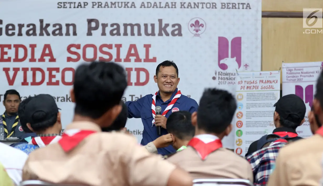 Lukman Hakim Arifin dari Andalan Nasional Bidang Kominfo Kwarnas Gerakan Pramuka memberi materi Pelatihan Media Sosial dan Membuat Video Jilid 2, Jakarta, Sabtu (5/8). Pelatihan dalam rangka Raimuna Nasional XI Pramuka. (Liputan6.com/Helmi Fithriansyah) 