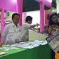 Seorang wisatawan sedang mencari informasi destinasi wisata Indonesia di pameran pariwisata MITM, Kuala Lumpur, Malaysia.