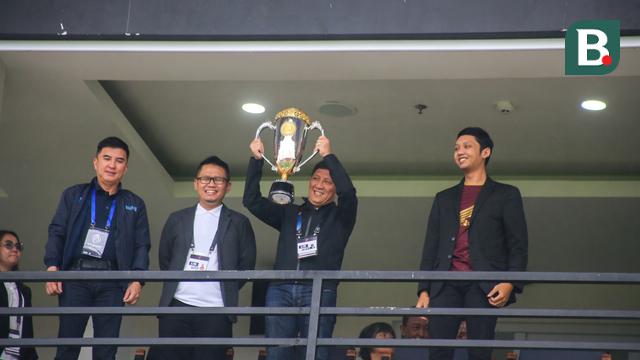 Direktur Utama PT Liga Indonesia Baru (LIB), Ferry Paulus (kedua dari kanan) dalam pembukaan BRI Liga 1 2023/2024 antara Bali United melawan PSS Sleman di Stadion Kapten I Wayan Dipta, Gianyar, Sabtu (1/7/2023) sore WIB.