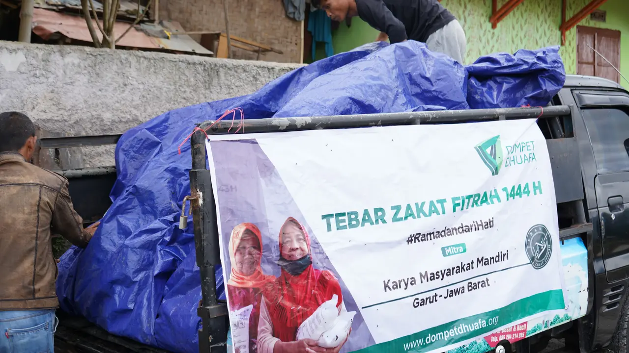 Zakat fitrah merupakan kewajiban bagi setiap Muslim yang mampu dan harus ditunaikan sebelum pelaksanaan salat Idulfitri. (Dok Dompet Dhuafa)