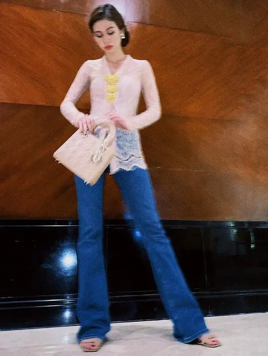 Buat penampilan makin trendy dengan padu padan cutbray jeans dan kebaya. Seperti penampilan Yuki Kato ini. Tambahkan aksesori berupa bros tumpuk agar lebih mewah.  (Instagram/yukikt).