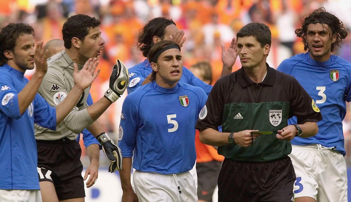 Markus Merk merupakan salah satu wasit yang disegani dalam sejarah sepak bola. Ia pernah memimpin Final Piala Winner 1997, Final Liga Champions 2003 dan Final Piala Eropa 2004. (Foto: AFP/Philippe Huguen)