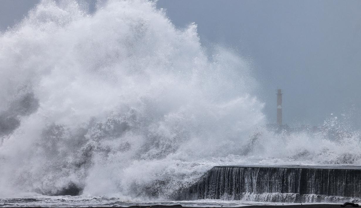 Badai ini dikategorikan sebagai "topan kuat," level badai terkuat untuk Taiwan. (I-Hwa CHENG/AFP)