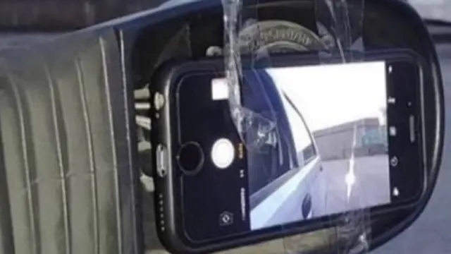 6 Tingkah Absurd Orang Manfaatkan HP, Fungsi Lainnya Bikin Tepuk Jidat