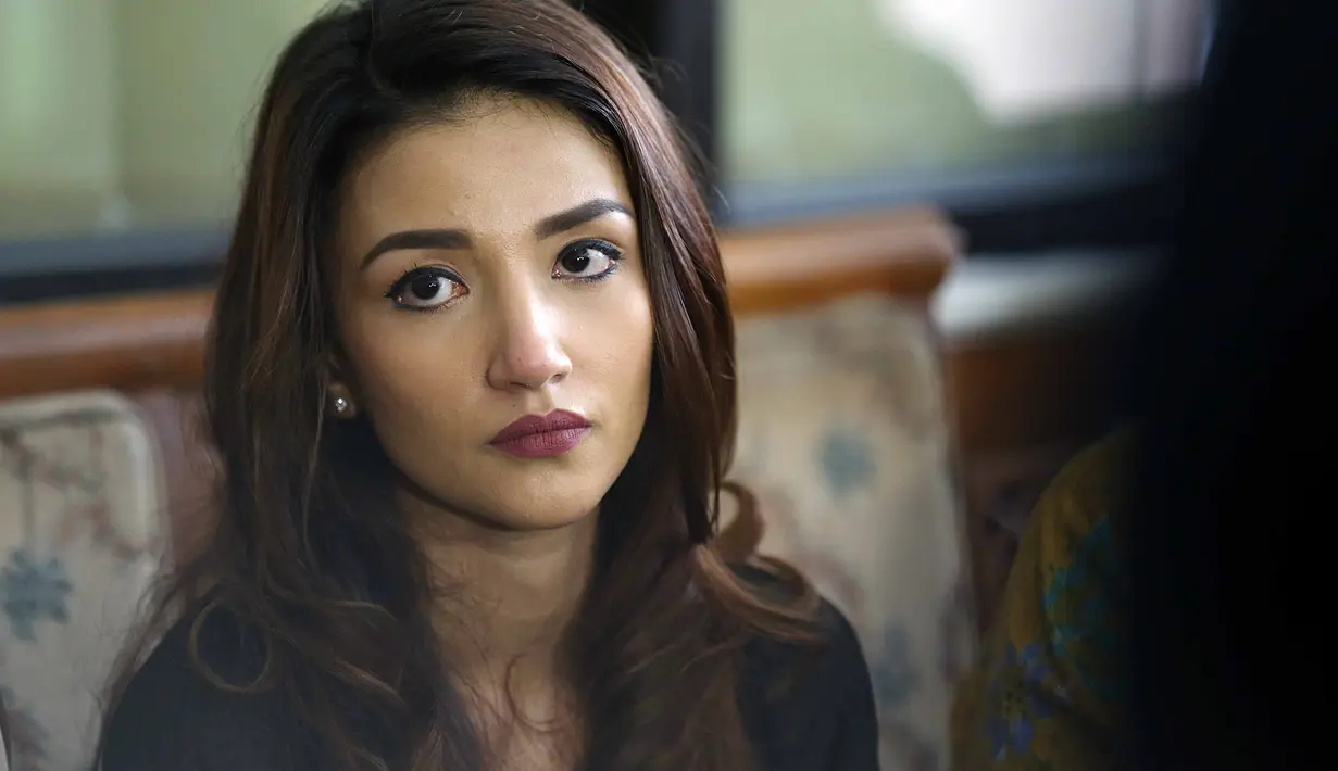 "Tadi memang di dalam juga ada foto Shabira waktu ulang tahun 27 Juni. Dengan tanpa rasa gak enak dan kemanusiaan bisa merayakan ulang tahun anak 2 tahun tanpa ibu," lanujutnya. (Nurwahyunan/Bintang.com)