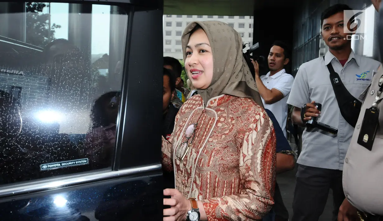 Wali Kota Tangerang Selatan yang juga Ketua Dewan Pengurus Apeksi, Airin Rachmi Diany (tengah) saat meninggalkan Gedung KPK Jakarta, Kamis (18/1). Airin bertemu dengan pimpinan KPK untuk memperkuat pencegahan korupsi. (Liputan6.com/Helmi Fithriansyah)