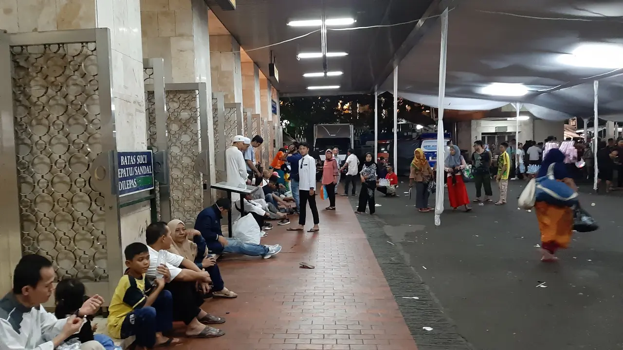Suasana di Masjid Istilal, Jakarta, Selasa malam (4/6/2019) atau mejelang Lebaran 2019.