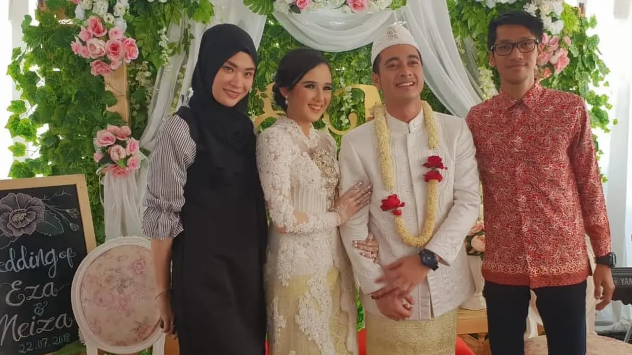 [Bintang] 5 Potret Kebahagiaan Pernikahan Eza Gionino dan Meiza Aulia