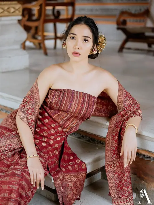 <p>Dalam balutan busana Bali, Laksmi Shari terlihat mempesona. Warna merah maroon yang mendomanasi kemben, dipadu dengan bawahan kain dan selendang yang senada terlihat cantik di kulit putihnya. Foto: Instagram.</p>