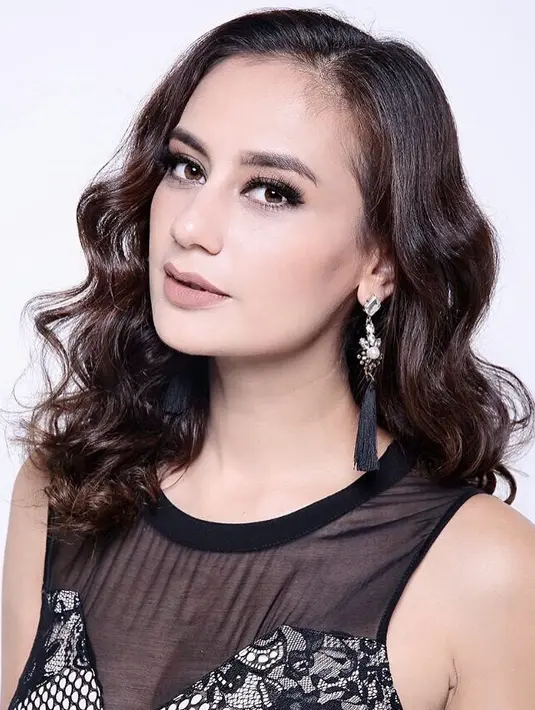 "Kita diapartemen lantai 20, tiba-tiba pas matiin lampu kayak ada bergerak. Aku kira bocor dari atas jadi nggak kepikiran itu (gempa), aku juga biasa aja. Eh suami aku, 'kita harus keluar'," ungkap Marissa Sabtu (16/12/2017). (Instagram/marissaln)