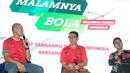 Pemimpin Redaksi Bola.com dan Bola.net, Erwin Fitriansyah (tengah) di antara dua pengisi acara, Komika sekaligus aktor Oki Rengga (kiri) dan komentator sepak bola Tommy Welly alias Bung Towel saat acara MALAMNYA BOLA di Jakarta International Velodrome, Rawamangun, Jakarta Timur, Selasa (11/6/2024). (Bola.com/Bagaskara Lazuardi)
