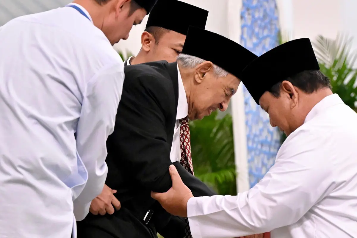 Mantan Menteri Agama Quraish Shihab bertemu dengan Presiden Prabowo Subianto  pada peringatan Nuzulul Qur'an di Istana Negara Jakarta.