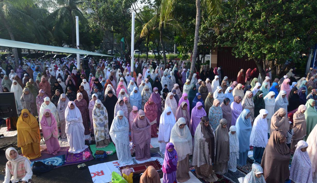 Umat Muslim saat melaksanakan Salat Idul Adha 1447 Hijriah di Pantai Lagoon, Ancol, Jakarta,  Rabu (27/5/2026). (merdeka.com/Arie Basuki)