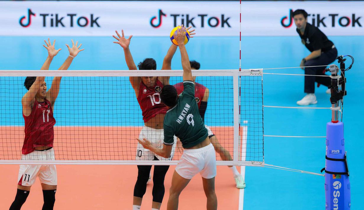 Pemain Timnas voli putra Indonesia melakukan blocking saat melawan Myanmar pada babak penyisihan Grup B SEA Games 2025 di di Stadion Indoor Huamark, Bangkok, Thailand, pada Senin (15/12/2025) pagi WIB. (Bola.com/Bagaskara Lazuardi)